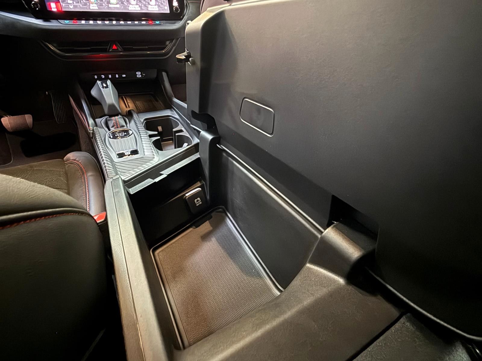 Fahrzeugabbildung Dodge CHARGER 4DR -LAUNCH EDITION-SIXPACK-CARBON-AWD