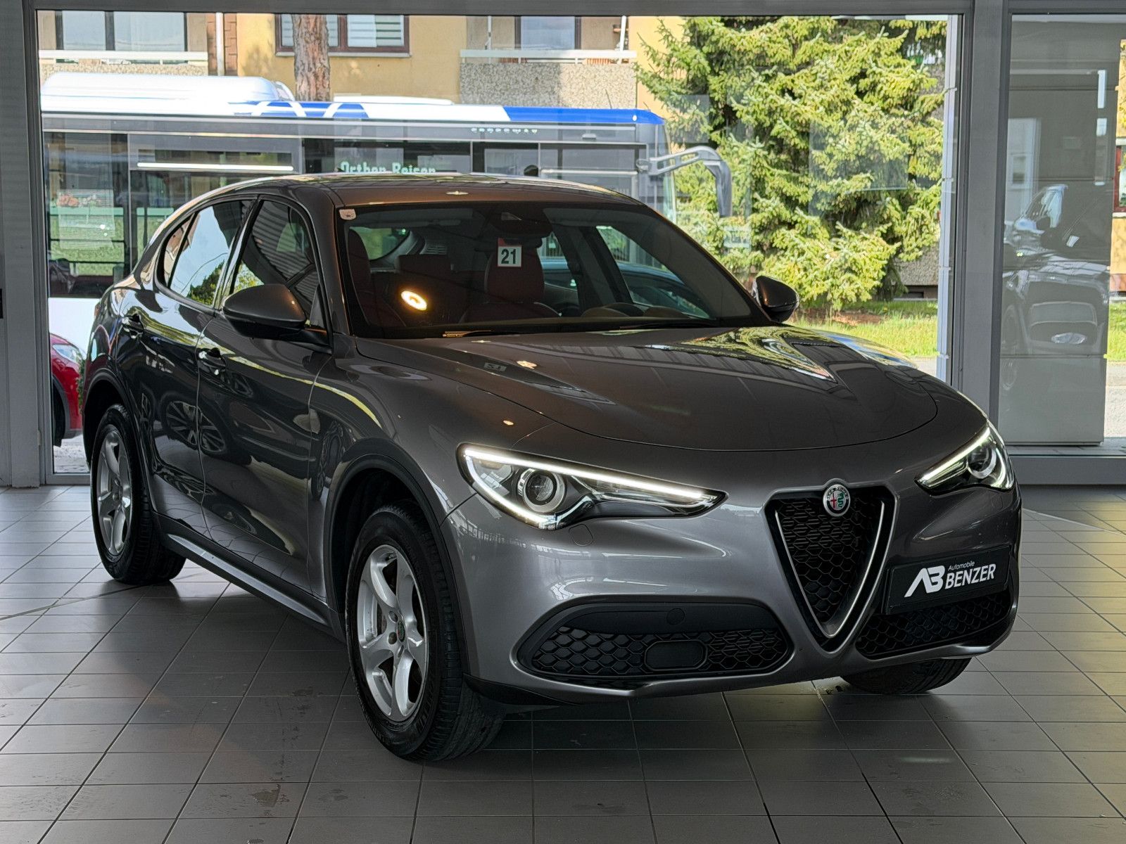 Fahrzeugabbildung Alfa Romeo Stelvio Super Q4/BI-XENON/PDC/AUTOMATIK/SPURHALT