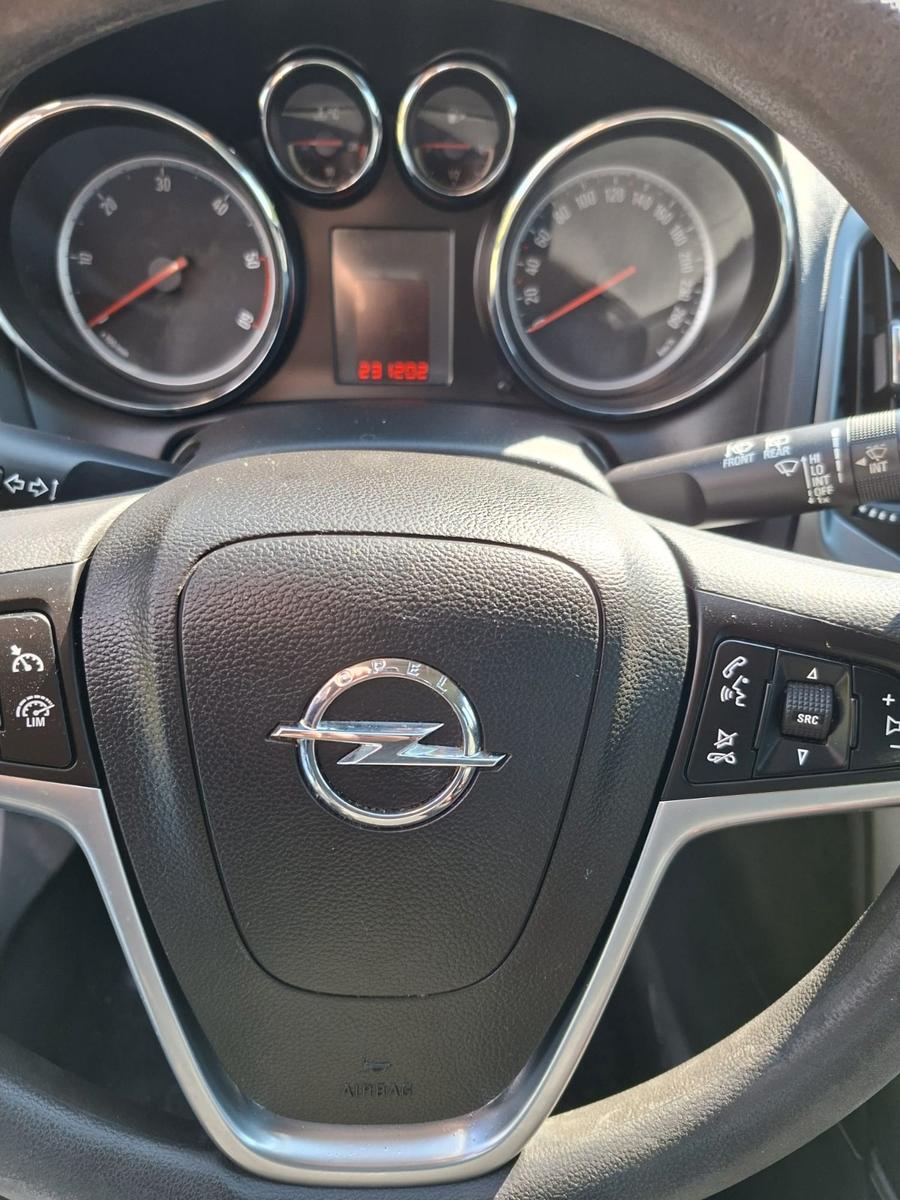 Opel Astra 2014 — photo 10