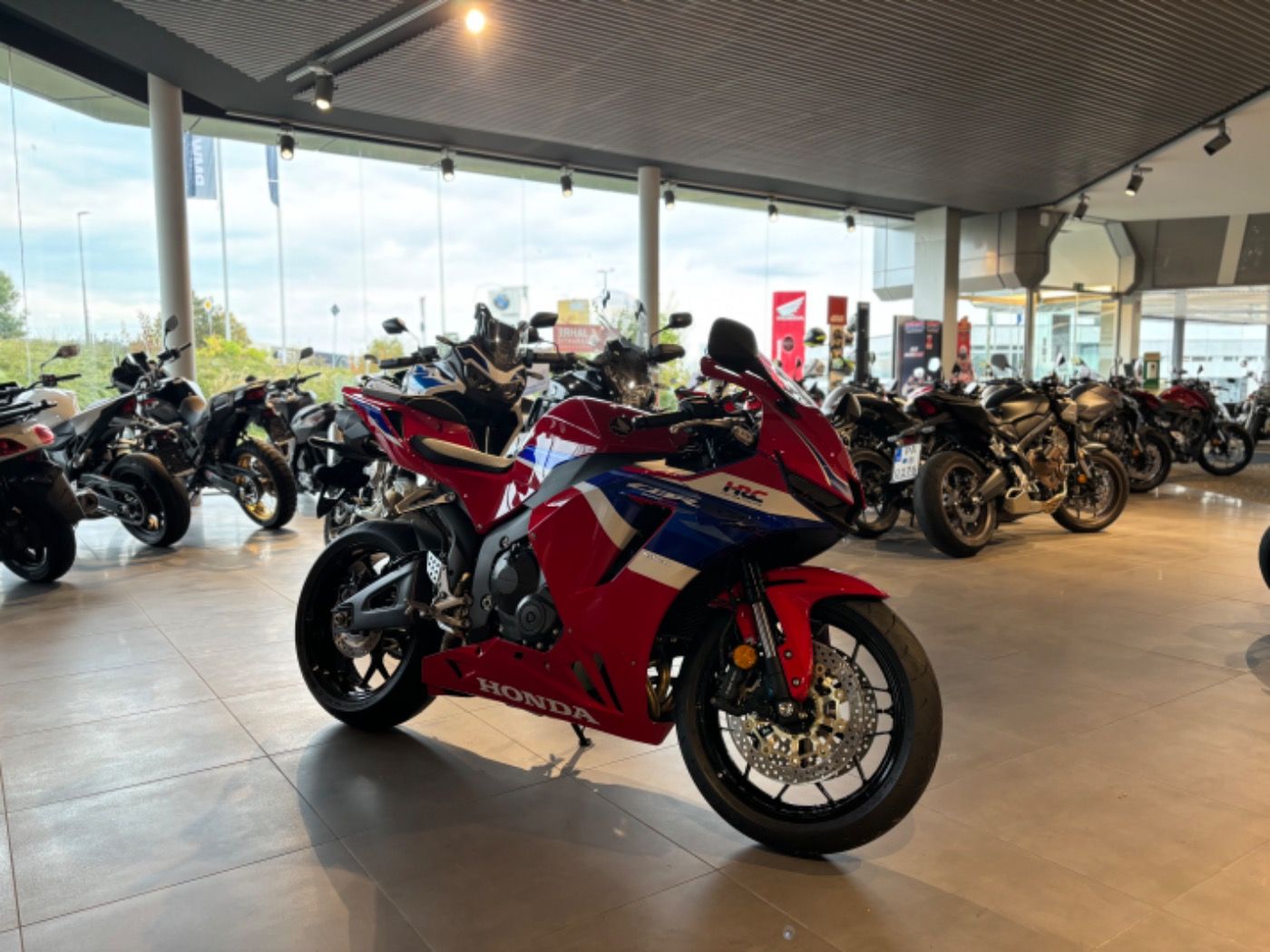 Fahrzeugabbildung Honda CBR 600 RR ab 01.08.2026 abzugeben,