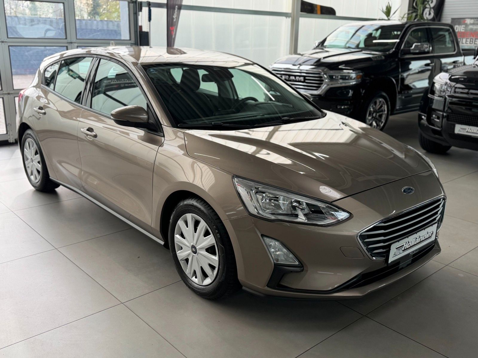 Fahrzeugabbildung Ford Focus Limousine 1.0 Trend  "Winter-Paket  Klima"