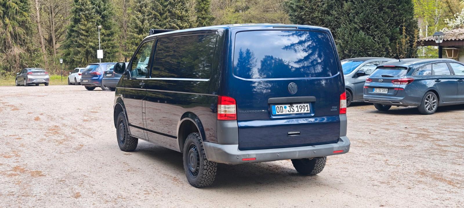 Volkswagen T5.2 mit Offroadoptik und kleinem Camperausbau