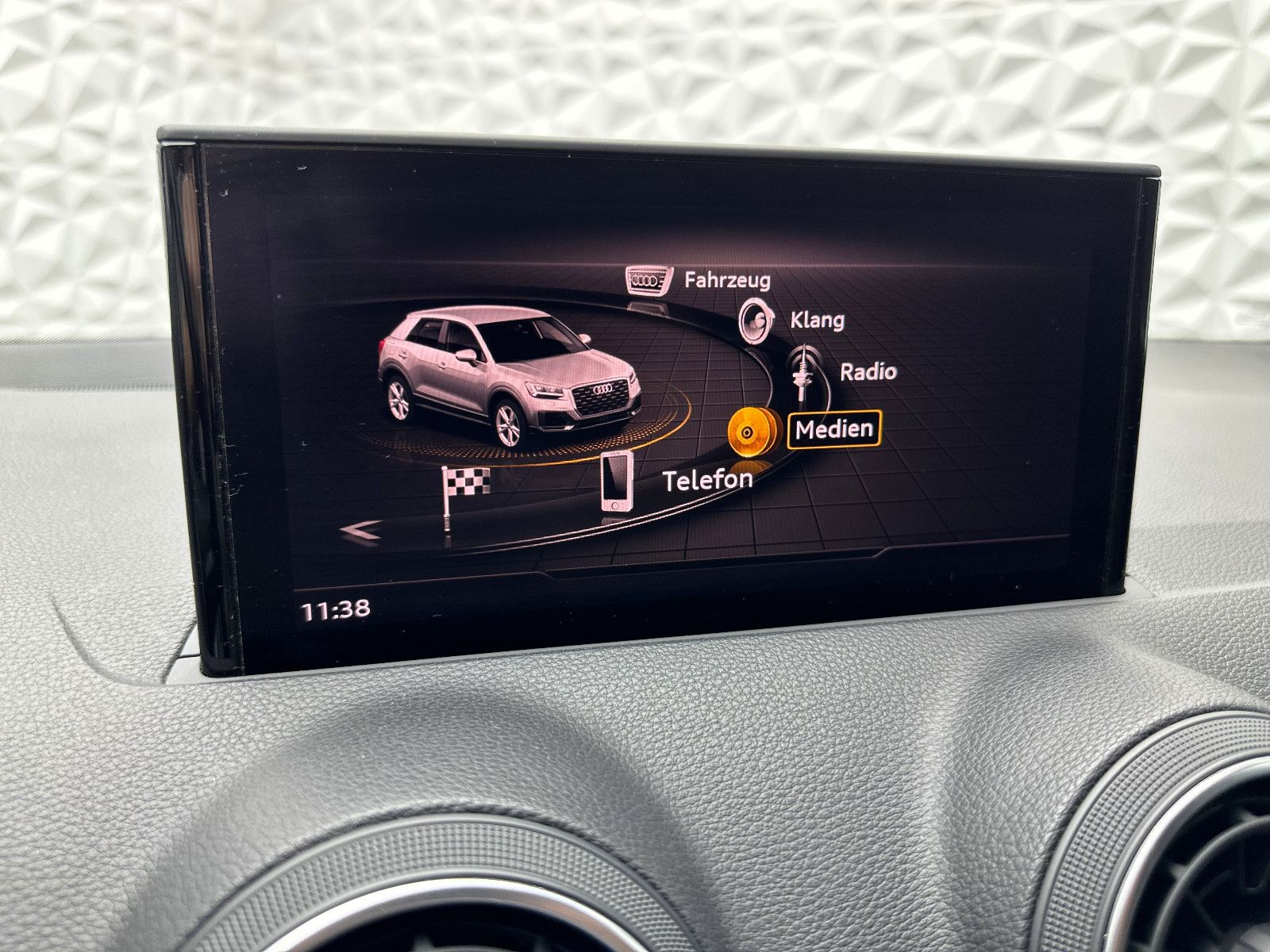 Fahrzeugabbildung Audi Q2 35 TFSI S-LINE/S-TRO/KEY/NAVI/LED/NAV/PDC/DAB