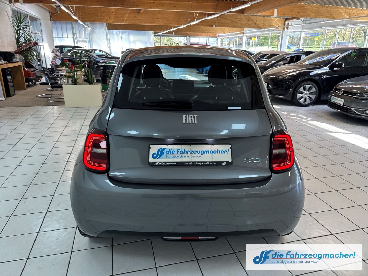 Fahrzeugabbildung Fiat 500 e Icon Navi Memory Sitze Apple CarPlay Andro
