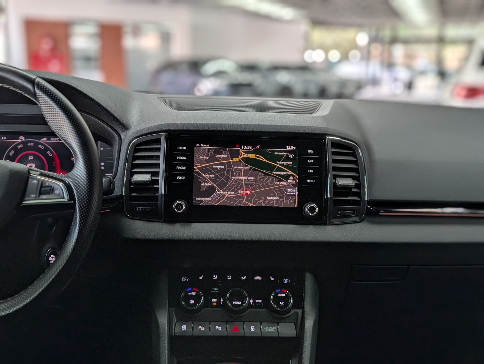 Fahrzeugabbildung SKODA Karoq Sportline 4x4 2.0 TSI ACC APP 4xSHZ AMBI