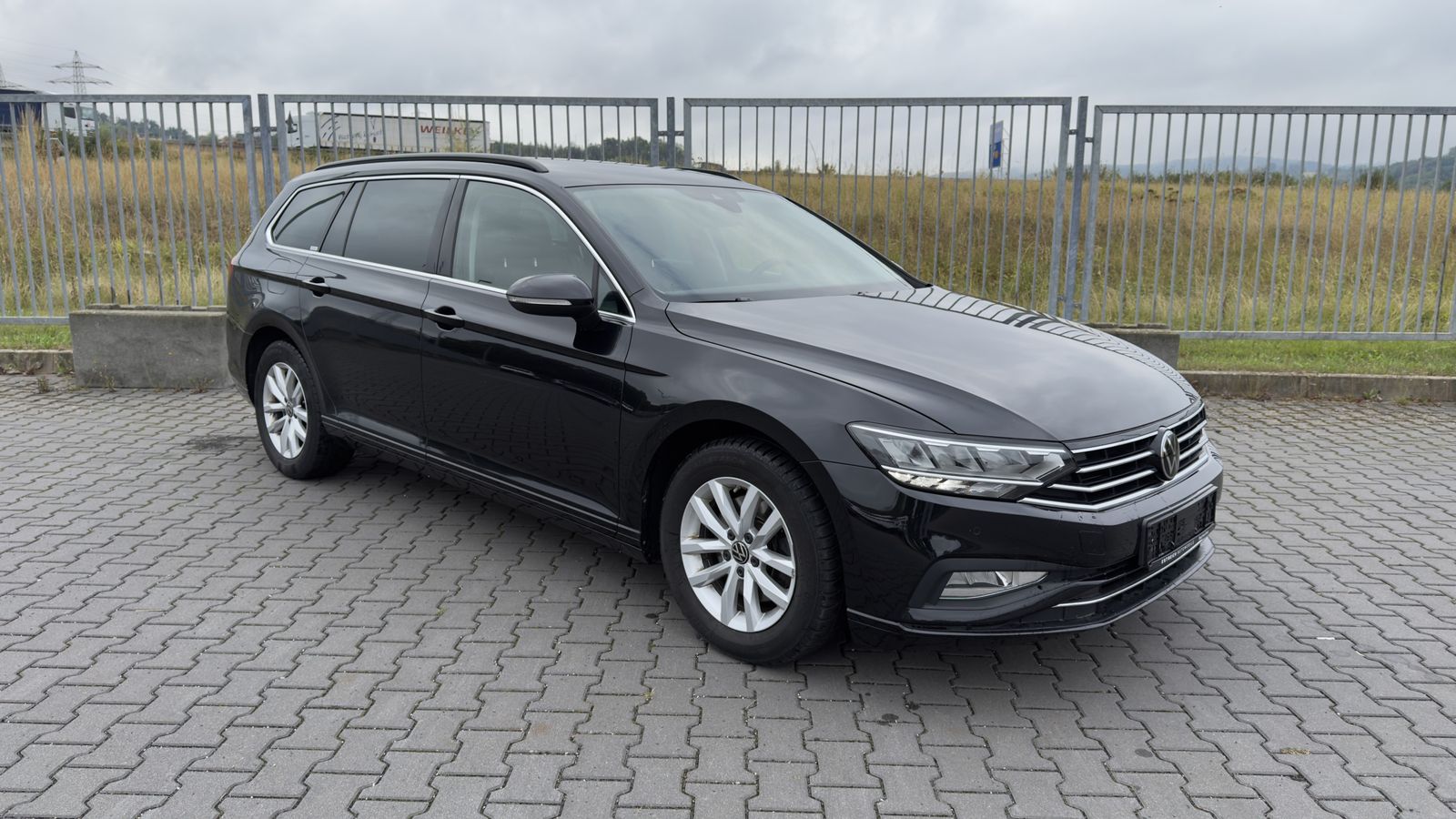 Volkswagen Passat - 1
