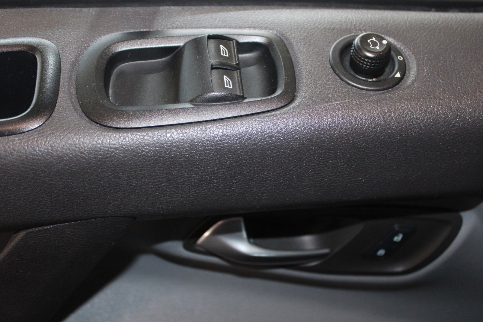 Fahrzeugabbildung Ford Transit Custom Kombi TREND 9-Si Doppelklima AHK