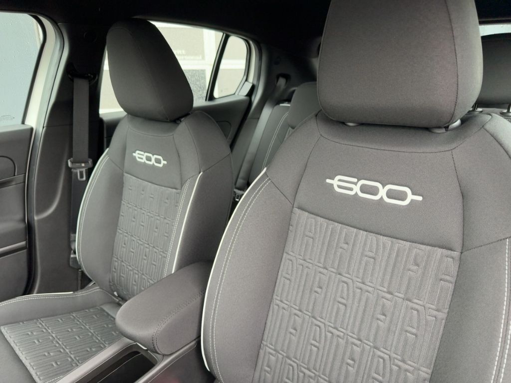 Fahrzeugabbildung Fiat 600 Icon Benziner Street,PDC,VOll LED, 18'',Sitz