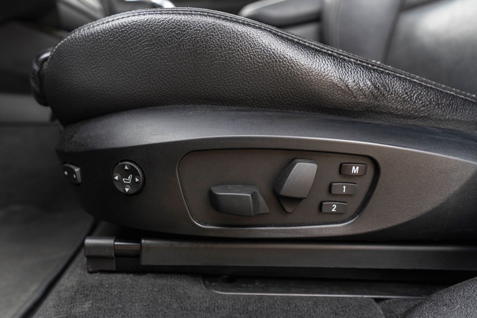 Fahrzeugabbildung BMW X3 xDrive35i M Sport HIFI KAM NAV SZH PANO M+S