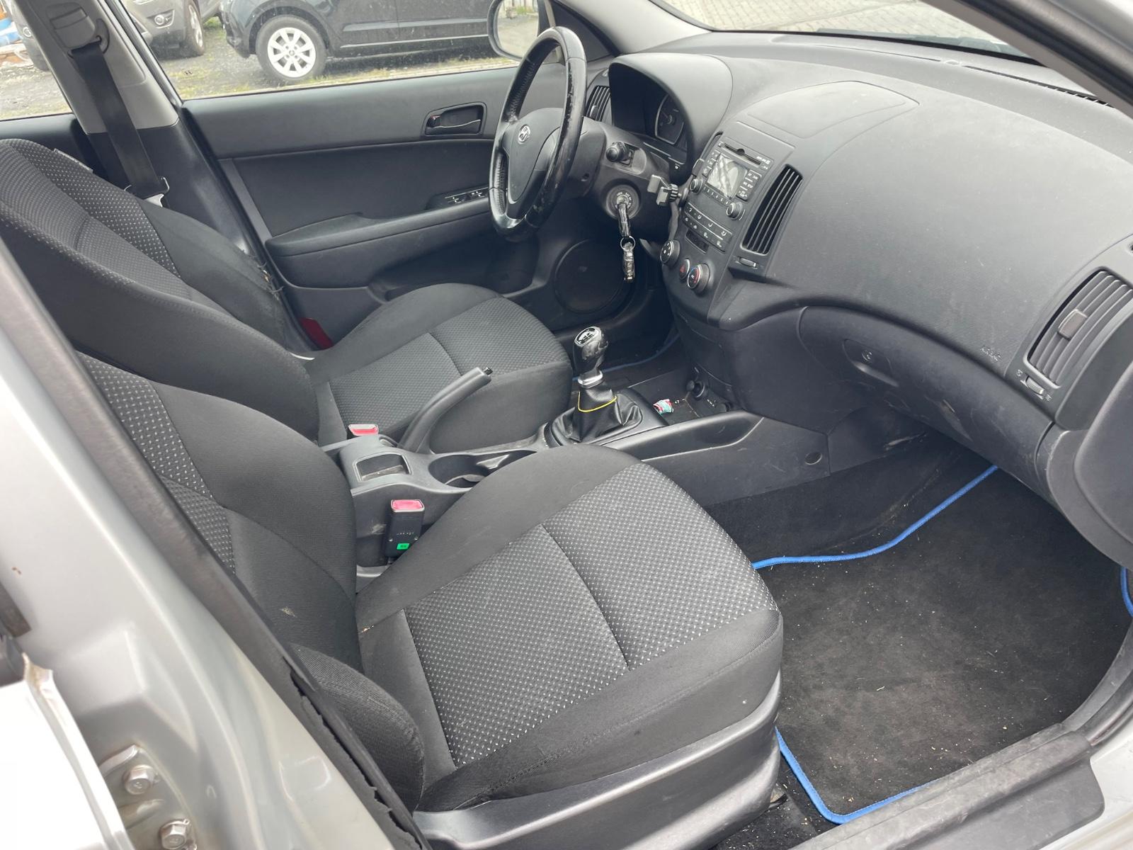 Hyundai i30 2010 — photo 11