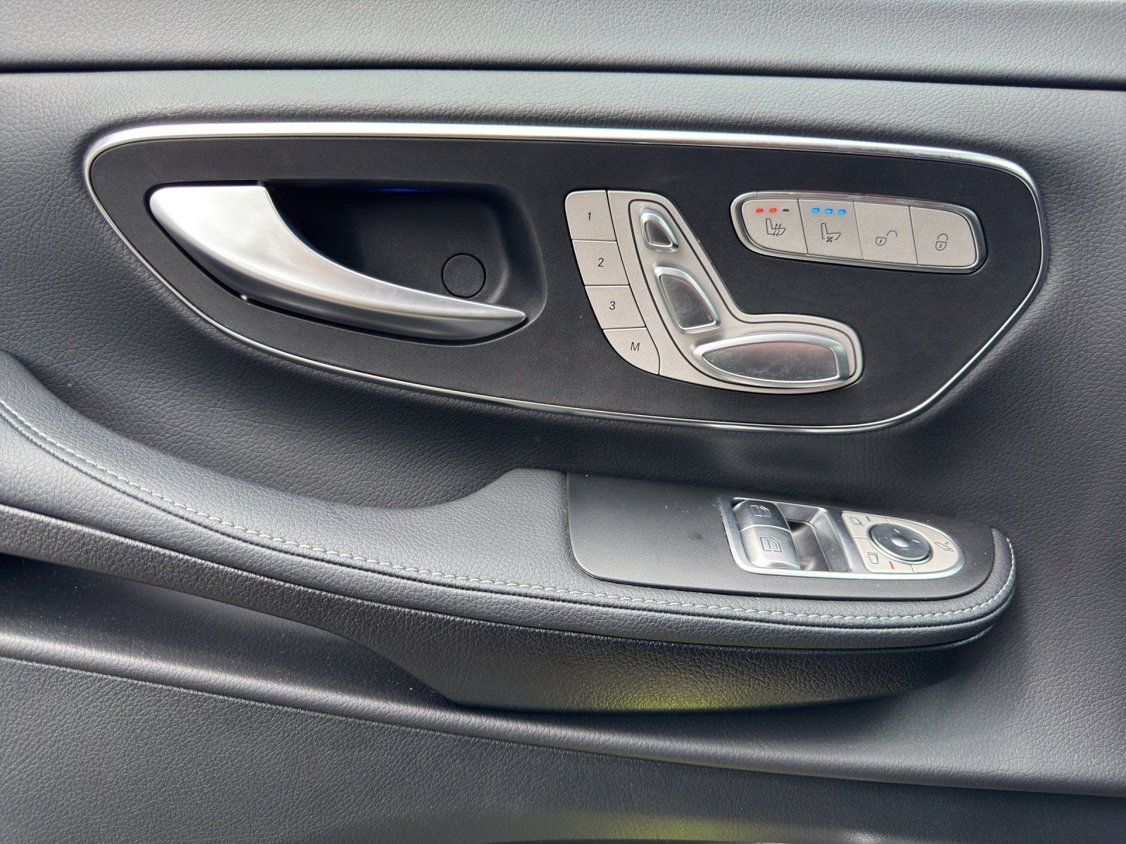 Fahrzeugabbildung Mercedes-Benz V300 L Avantg DISTRO Sitzklima 7-Sitze DWA Night