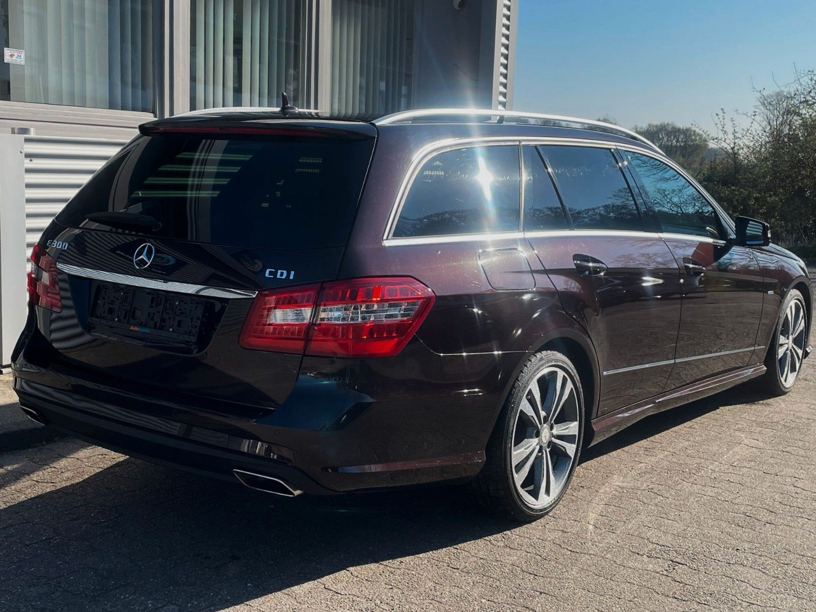 Fahrzeugabbildung Mercedes-Benz E 300 T CDI 7G AUT**AMG**LEDER NAVI GLASSD XENON