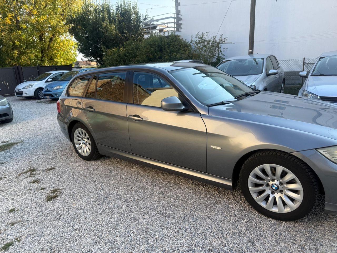 BMW 320 2009 — вигляд ззаду