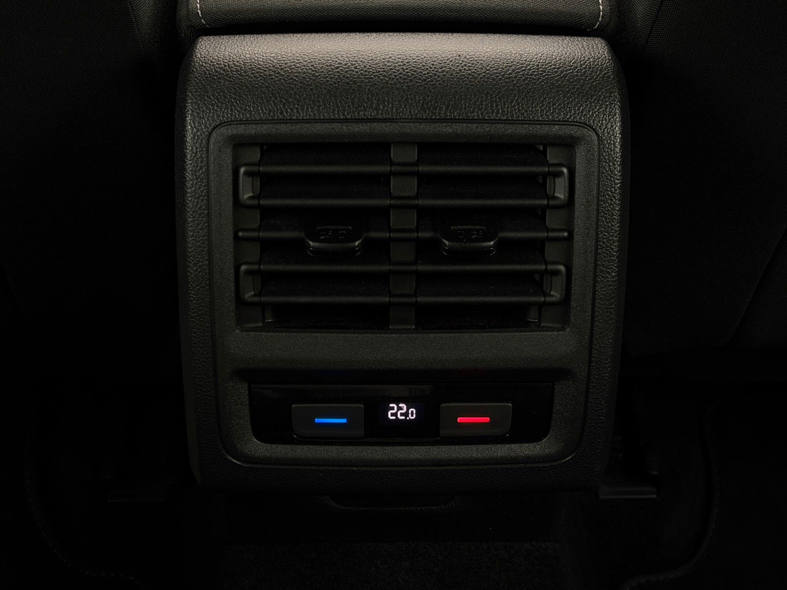 Fahrzeugabbildung Volkswagen Golf 1.5 TSI Life ACC LKAS PDC SHZ 3Z-Klima LED