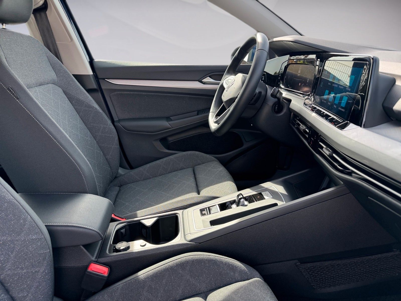 Fahrzeugabbildung Volkswagen Golf VIII Variant Life 1.0 eTSI