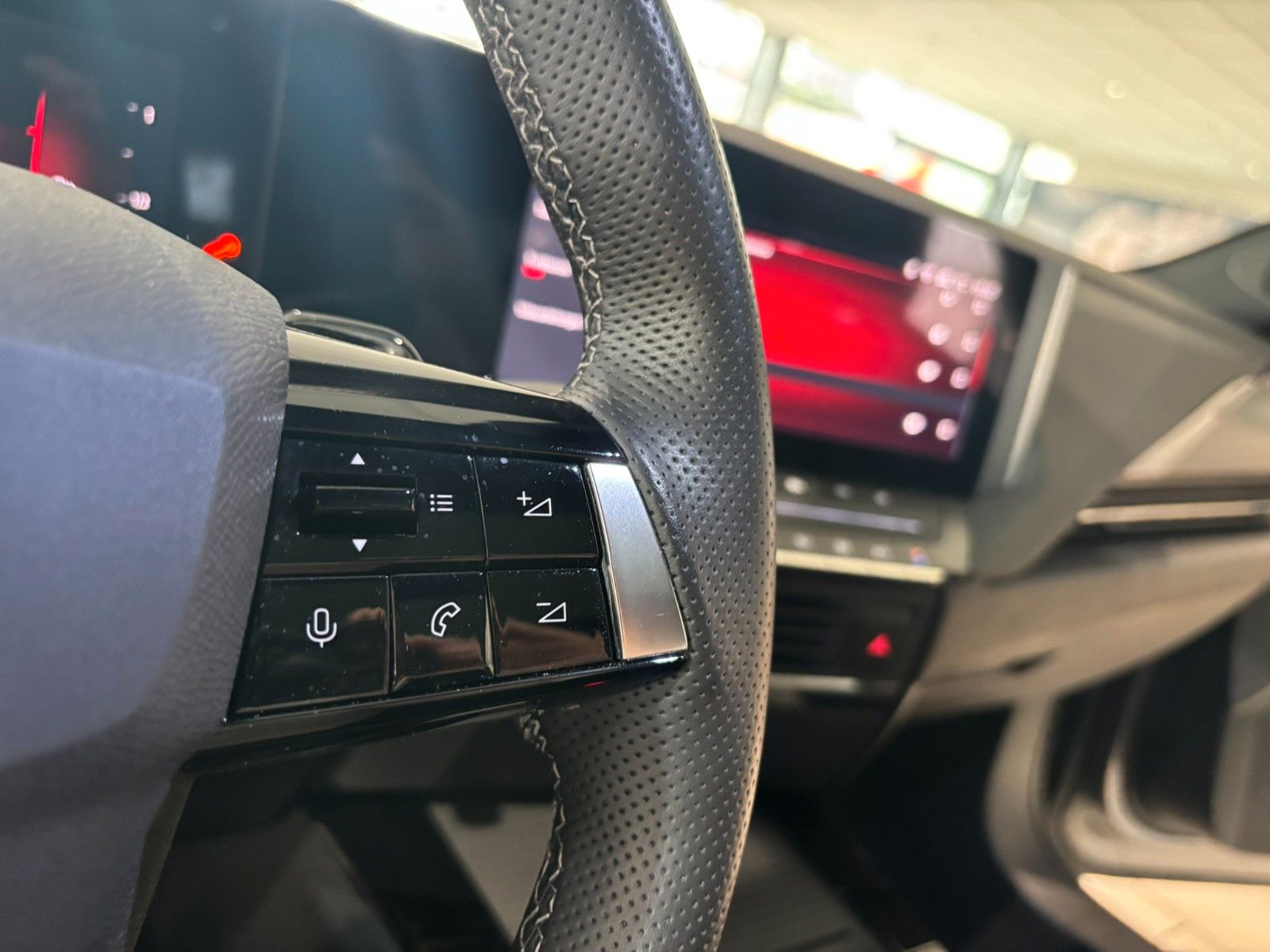 Fahrzeugabbildung Opel Astra L Lim. 1.6 HYBRID ULTIMATE NAVI/360°/SPORT