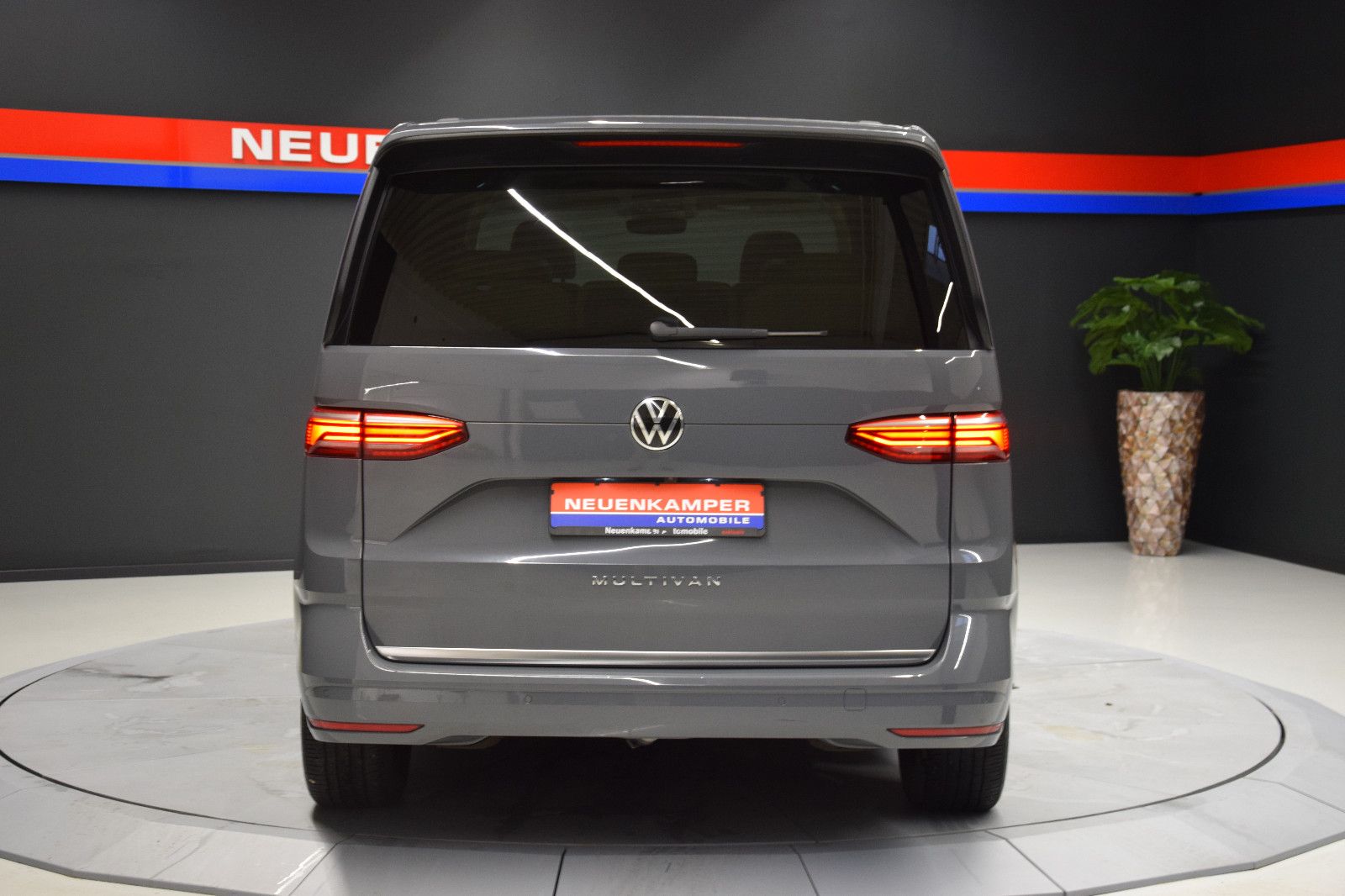 Fahrzeugabbildung Volkswagen T7 Multivan Style Pano ACC IQ AHK Stndhzg Alcant