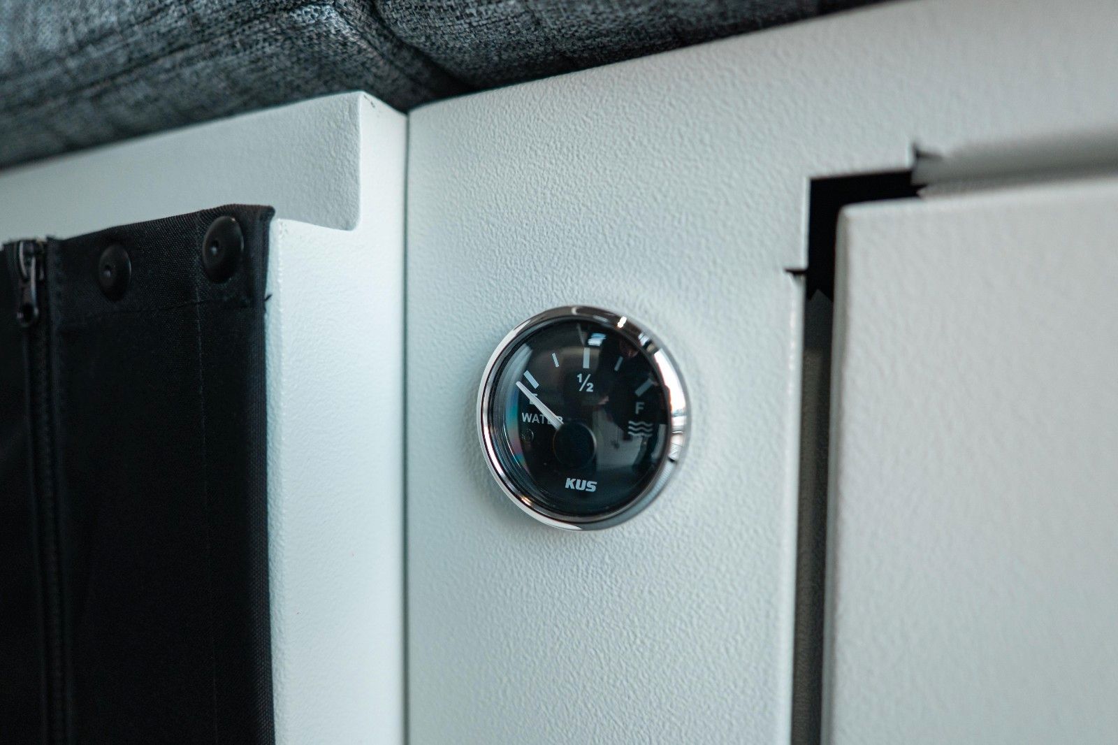 Fahrzeugabbildung Decamp Dodge RAM 5.7 V8 4x4 + DECAMP BACKPACK Camper