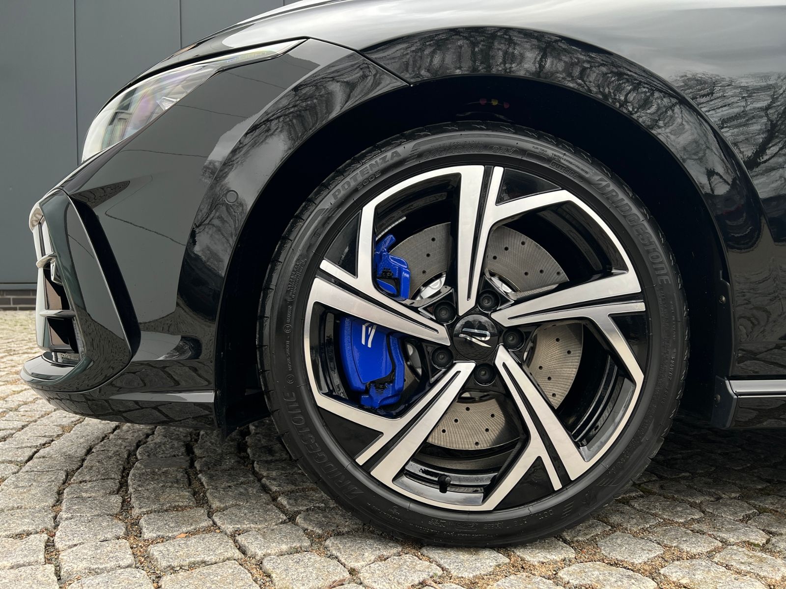 Fahrzeugabbildung Volkswagen Golf VIII R 2.0 TSI DSG 4MOTION *IQ.Light, Black