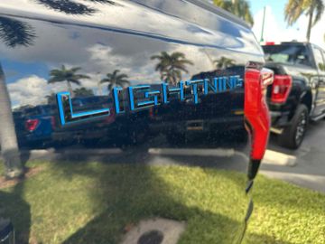 Ford F 150 Lightning SXT AWD  Elektro 2023 dunkelblau