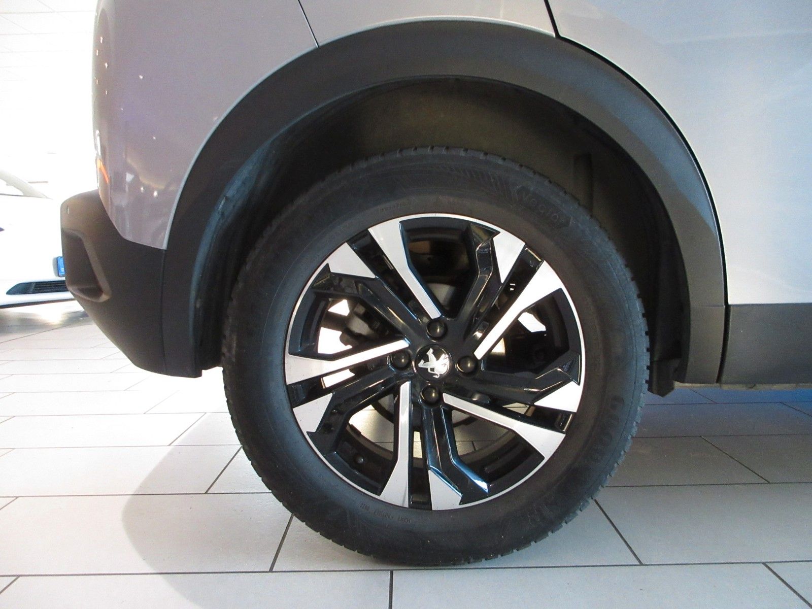 Fahrzeugabbildung Peugeot 2008 Allure 1.2T LED/NAVI/PDC/R´CAM/ALU