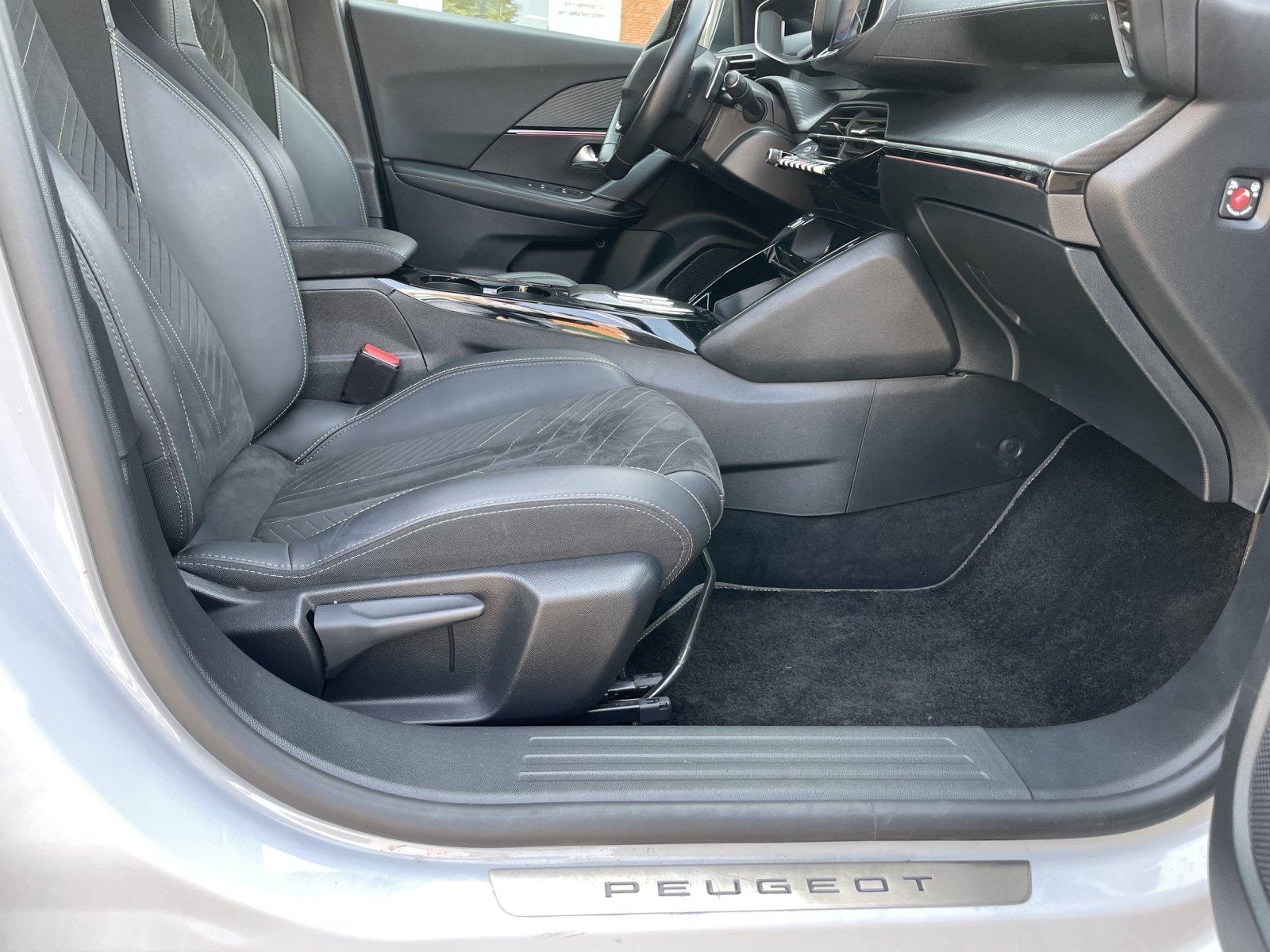 Peugeot 2008 PureTech 130 EAT8 GT SHZ / RFK