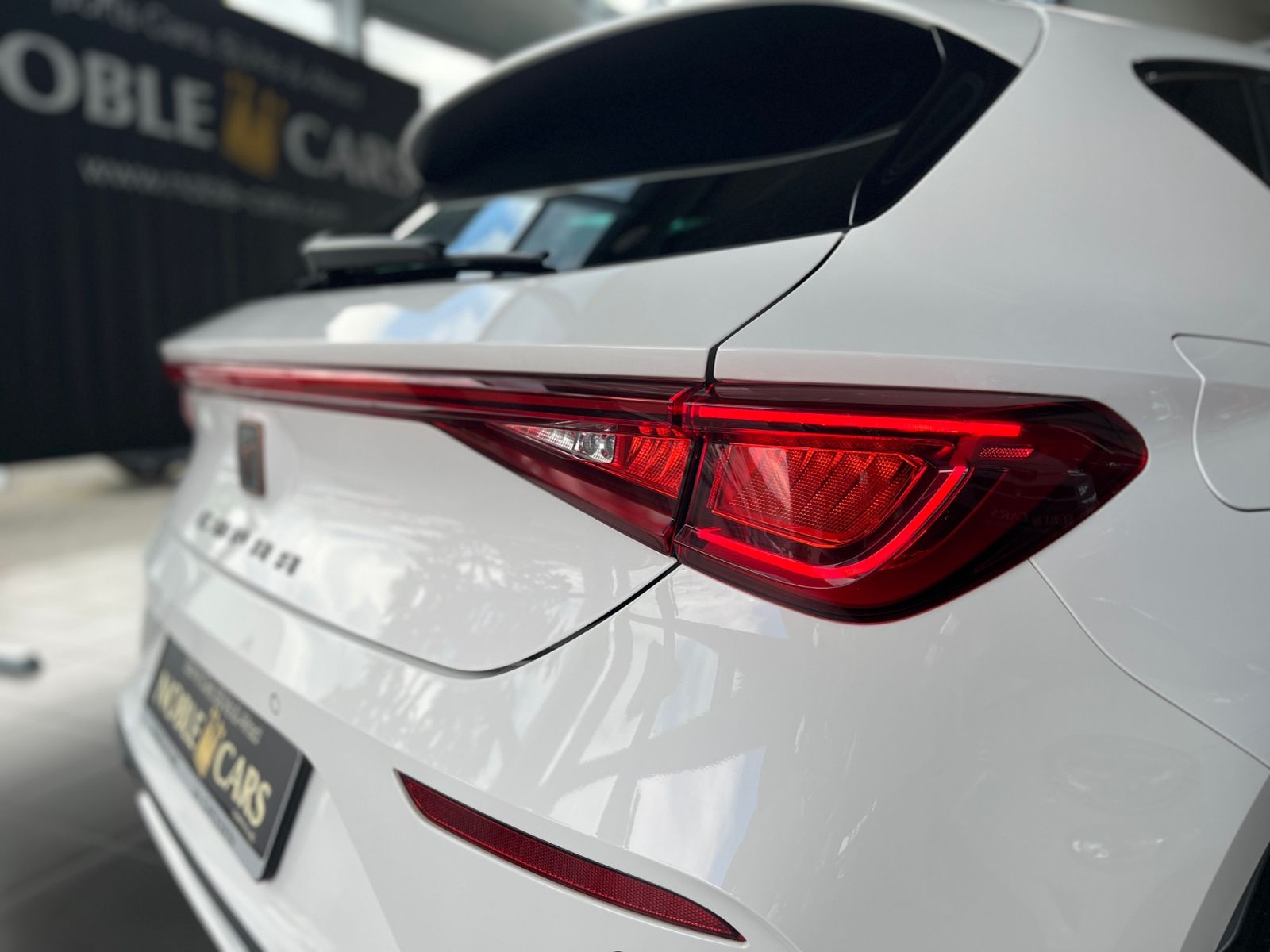 Fahrzeugabbildung CUPRA Leon VZ e-Hybrid LED ACC NAV RFK SHZ 19"
