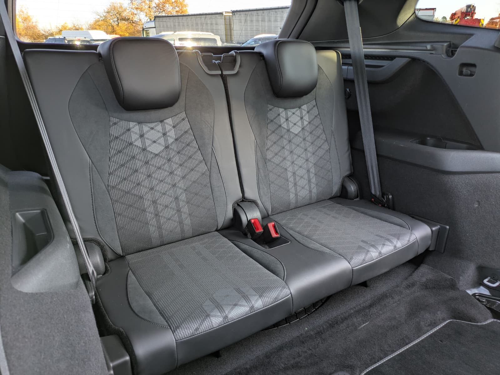 Fahrzeugabbildung Volkswagen Tayron 2.0 TDI 4M R-Line BLACK*7Si*MATRIX*PANO