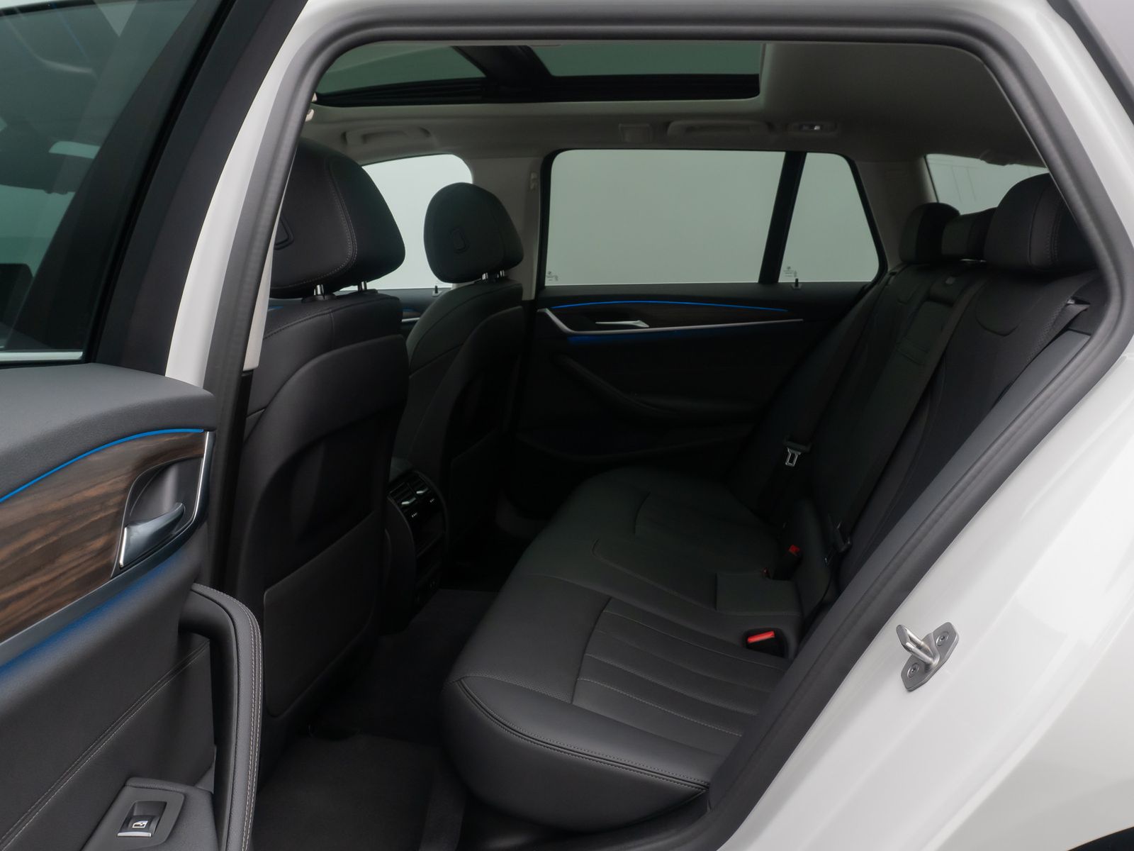 Fahrzeugabbildung BMW 530e HUD DAB Alarm Panorama HiFi Sport Leder