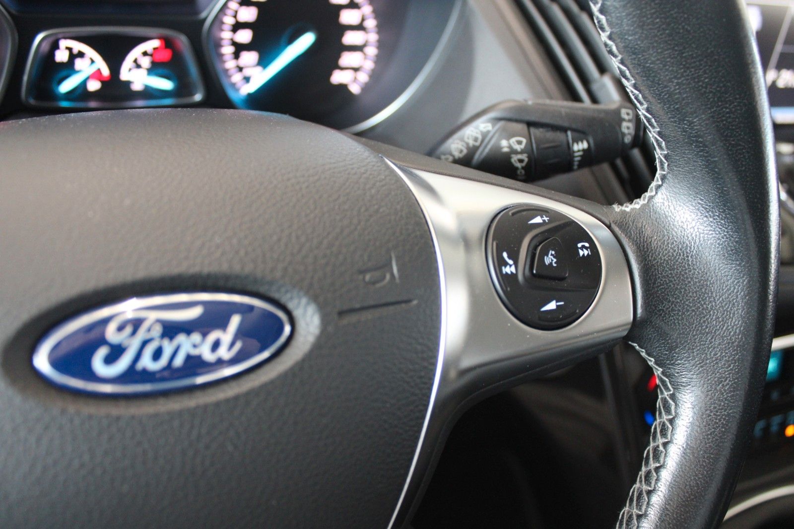 Fahrzeugabbildung Ford Kuga Individual NAVI XENON WinterPaket 1.Hand