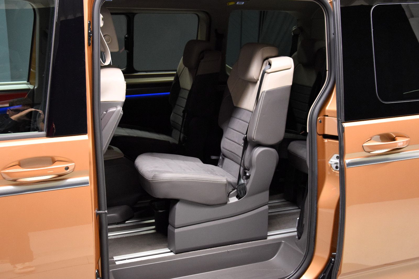 Fahrzeugabbildung Volkswagen T7 Multivan Style 7-Sitze HuD AHK Alcantara LED