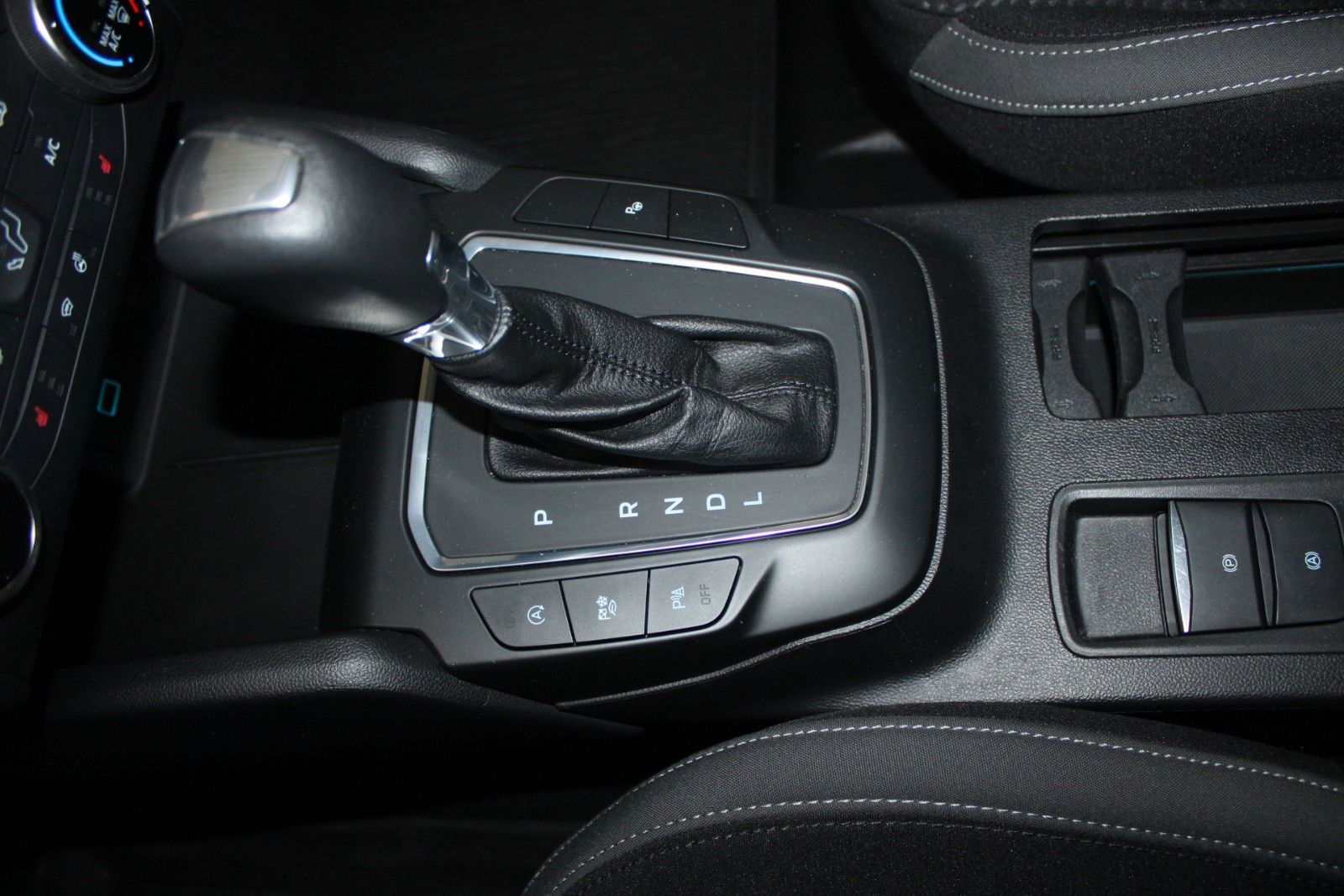 Fahrzeugabbildung Ford Focus Cool & Connect Aut. LED CAM PDC WinterPak.