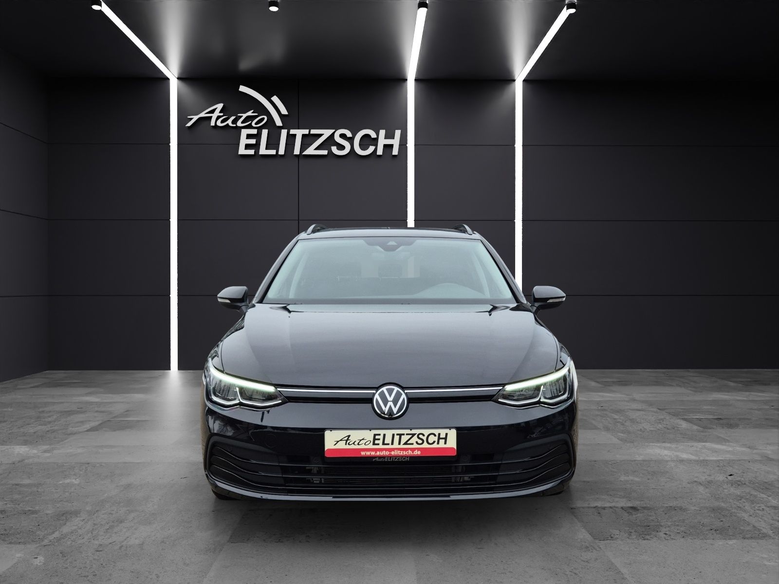Fahrzeugabbildung Volkswagen Golf VIII Variant Life DSG LED AHK Navi AID ACC