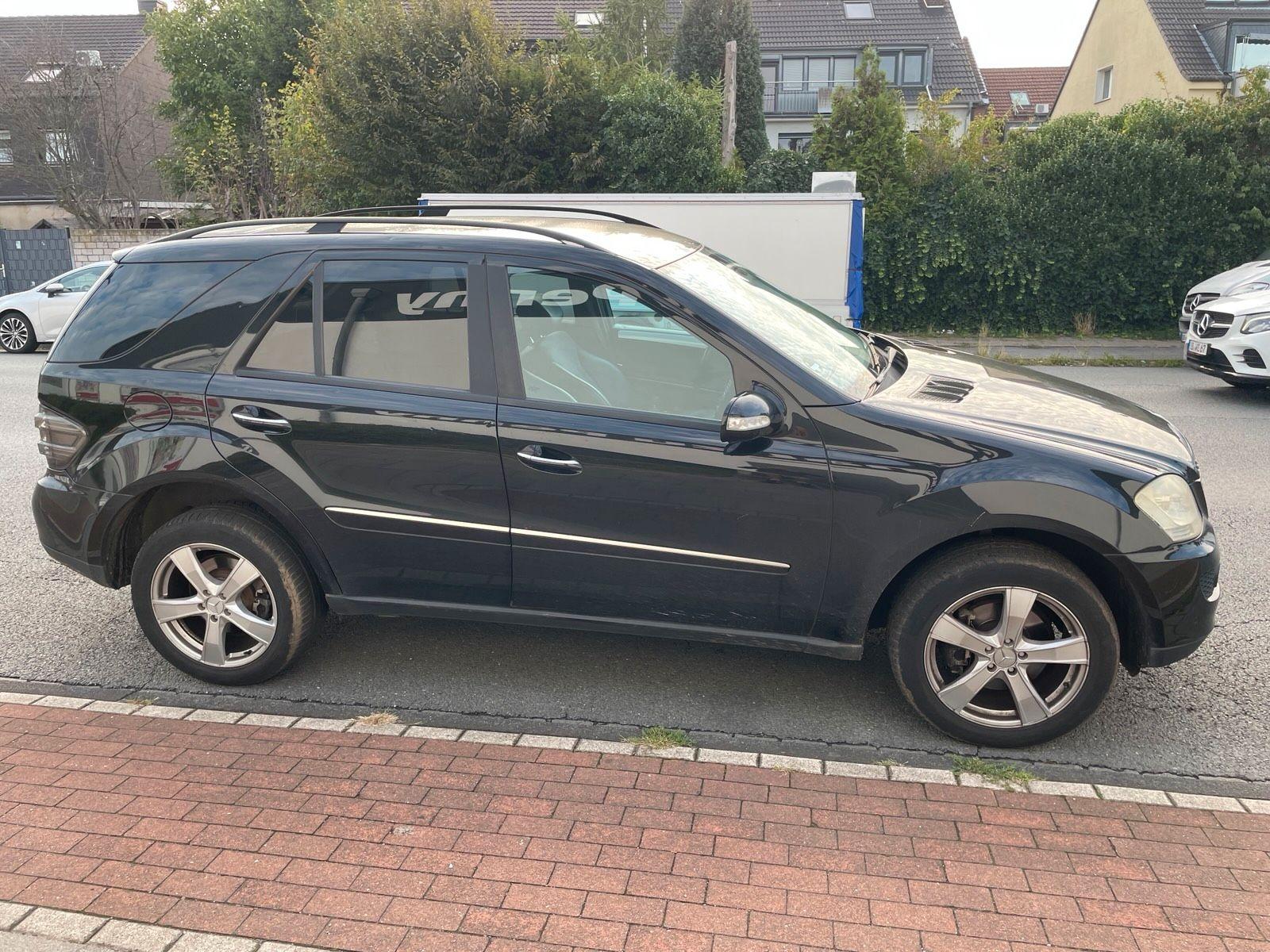 Mercedes-Benz ML280 2005 — rear view