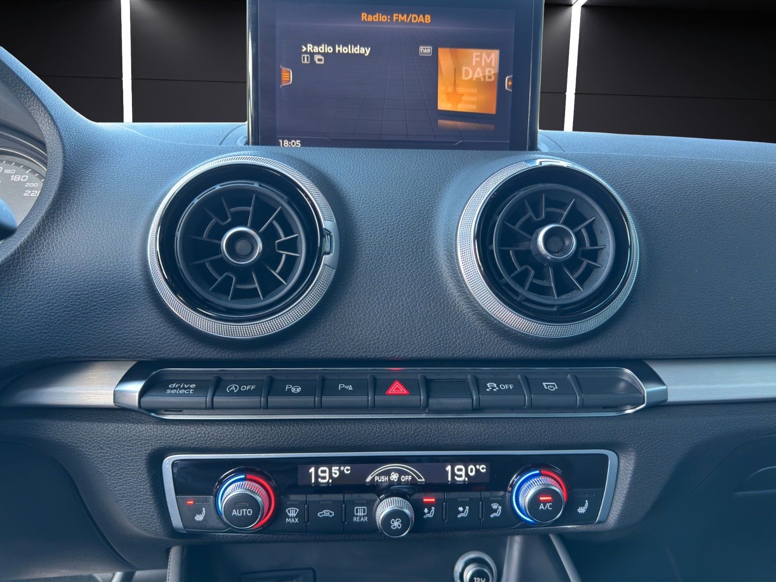 Fahrzeugabbildung Audi S3 Sportback 2.0 TFSI quattro LED*B&O*Shz*Pano