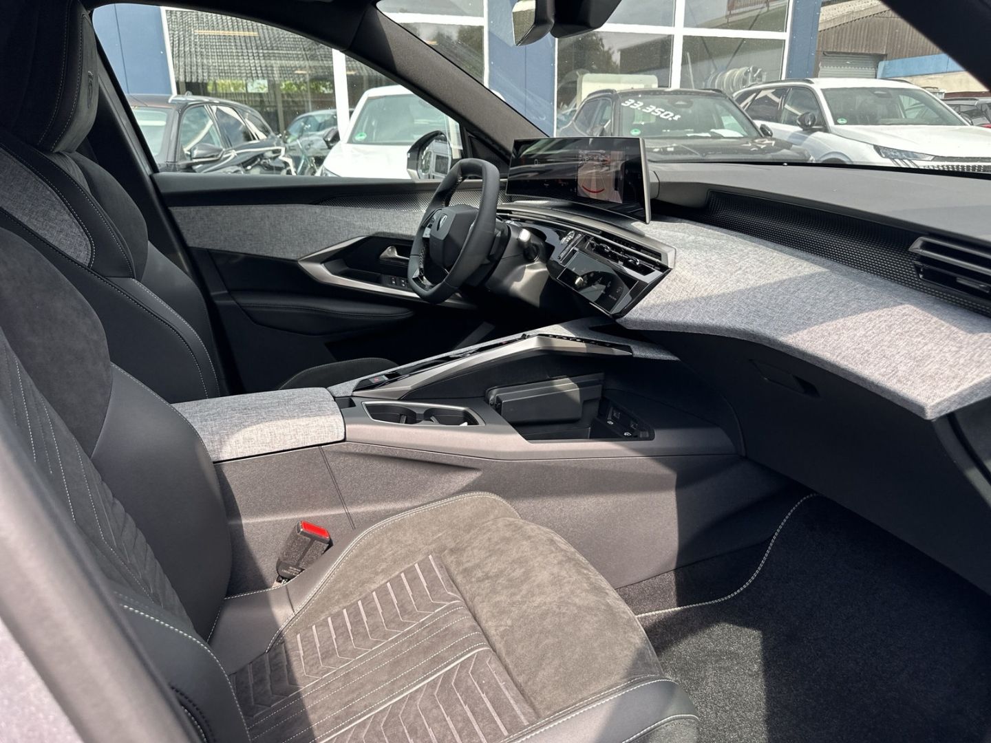 Fahrzeugabbildung Peugeot 5008 GT HYBRID 145 e-DSC6 AHK-abn. Navi ACC