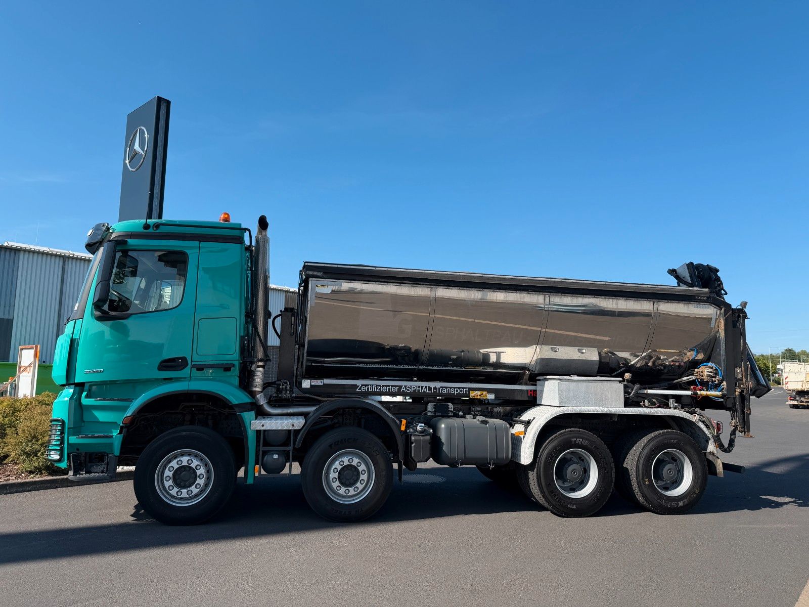 Fahrzeugabbildung Mercedes-Benz Arocs 3251K 8x4 AMTEC Thermokipper +Sprider M25E