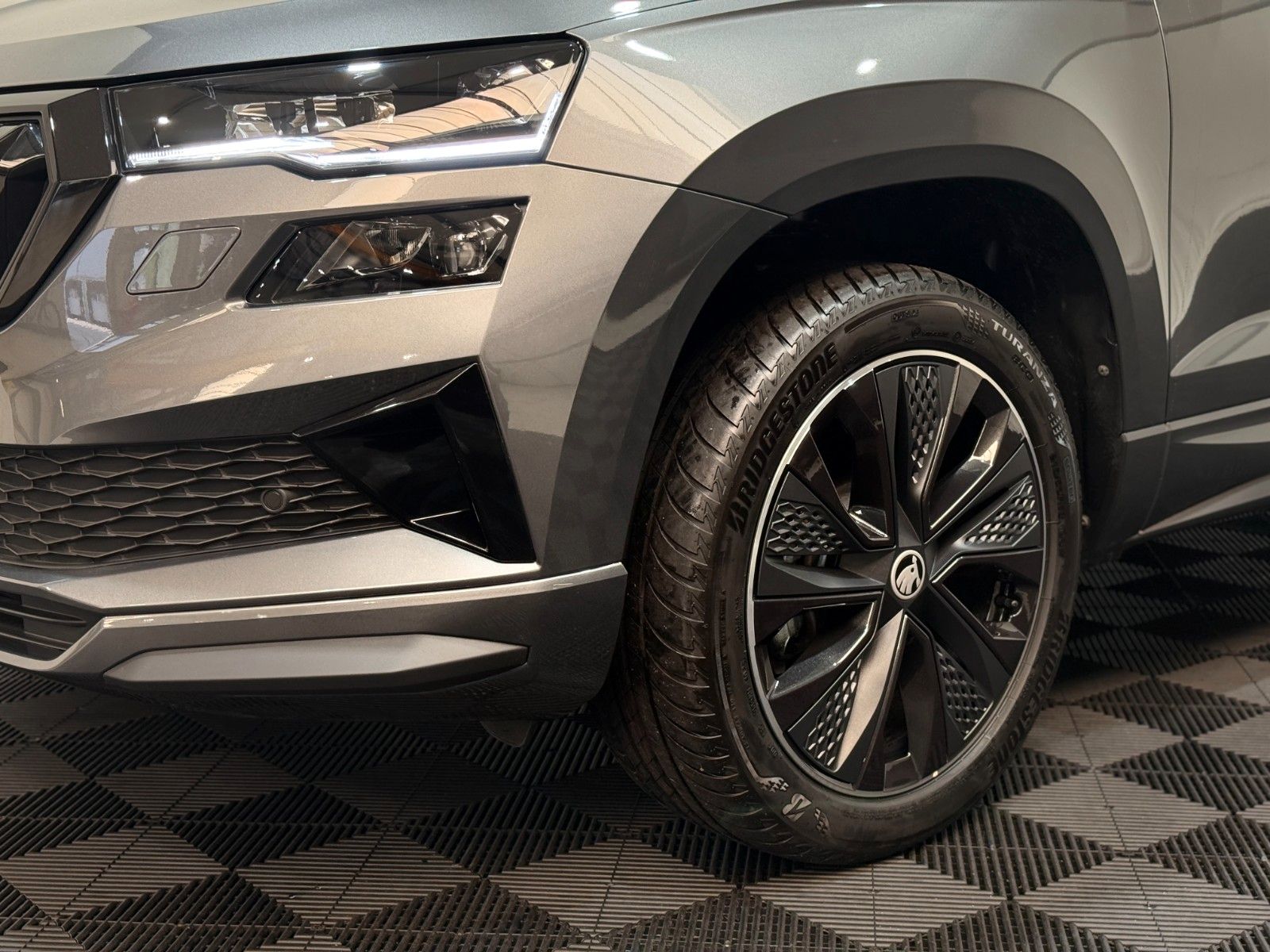 Fahrzeugabbildung SKODA Karoq Sportline / DSG / ACC / Panoramadach
