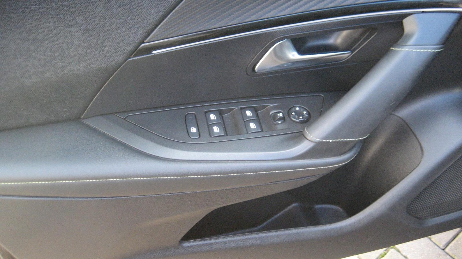 Peugeot 2008 GT Pack ELEKTRO/NAVI / LED / Sitzheizung