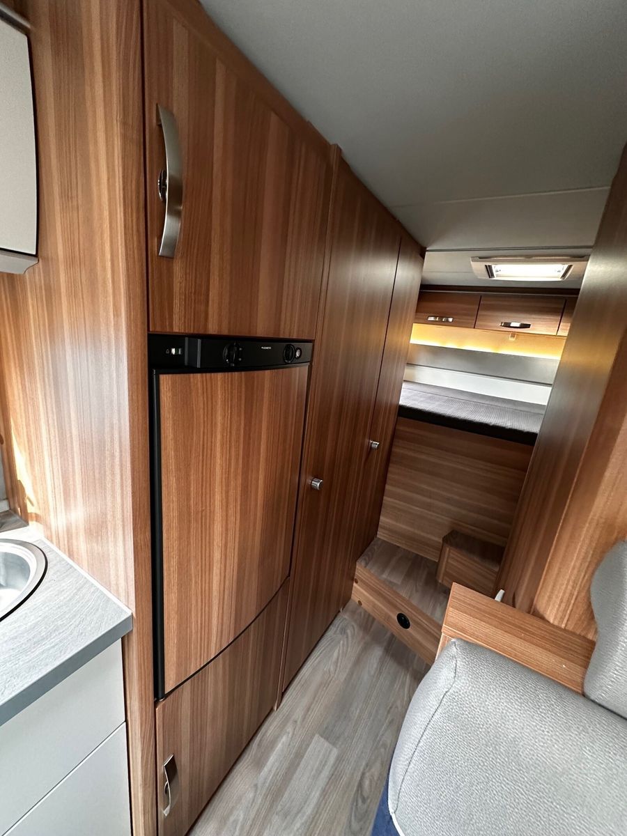 Fahrzeugabbildung Weinsberg CaraHome 700 DG 5 Sitzplätze Alkoven Familie