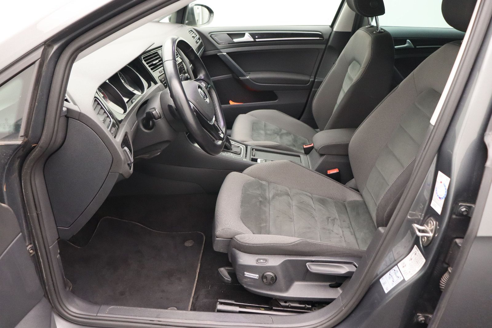 Fahrzeugabbildung Volkswagen Golf VII Lim. 1.5  Highline DSG ACC LED Kamera