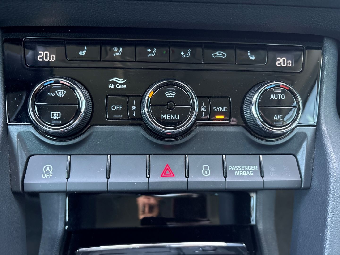Fahrzeugabbildung SKODA Karoq Clever AHK BeheizbareWSS KLIMA ElekHeckkla