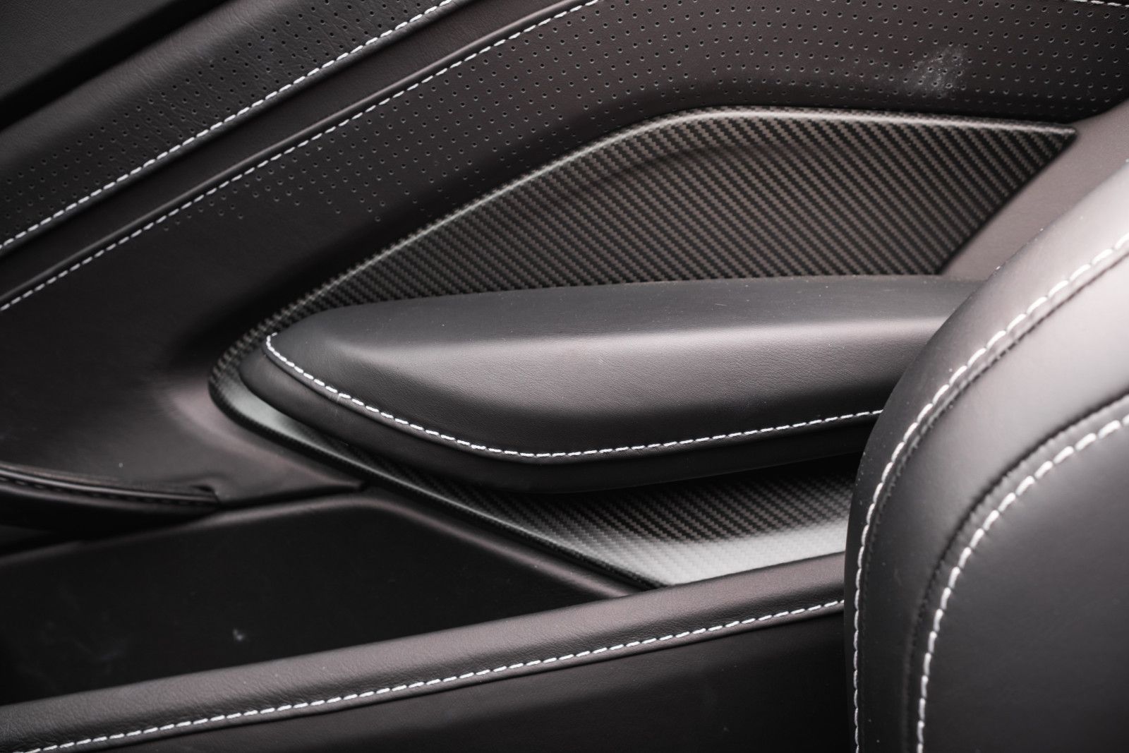 Fahrzeugabbildung Aston Martin V8 Vantage-Roadster-AM Spezialfarbe-Sport Plus.