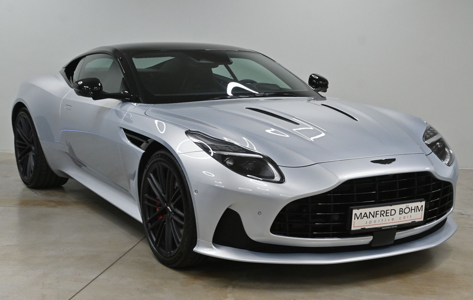 Aston Martin DB-12 Coupe imagem 2