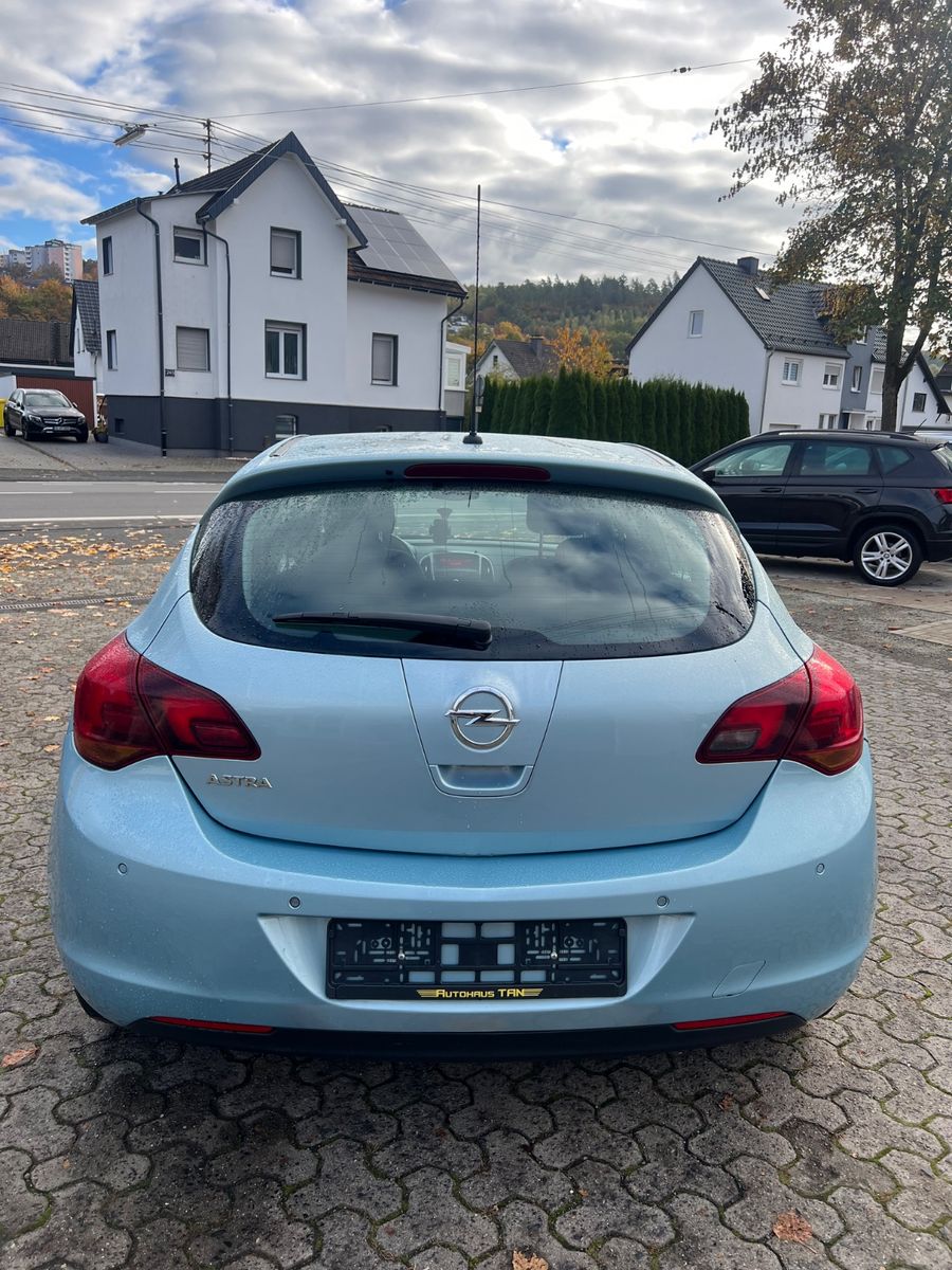 Fahrzeugabbildung Opel Astra J Lim. 5-trg. Cosmo AUTOMATIK