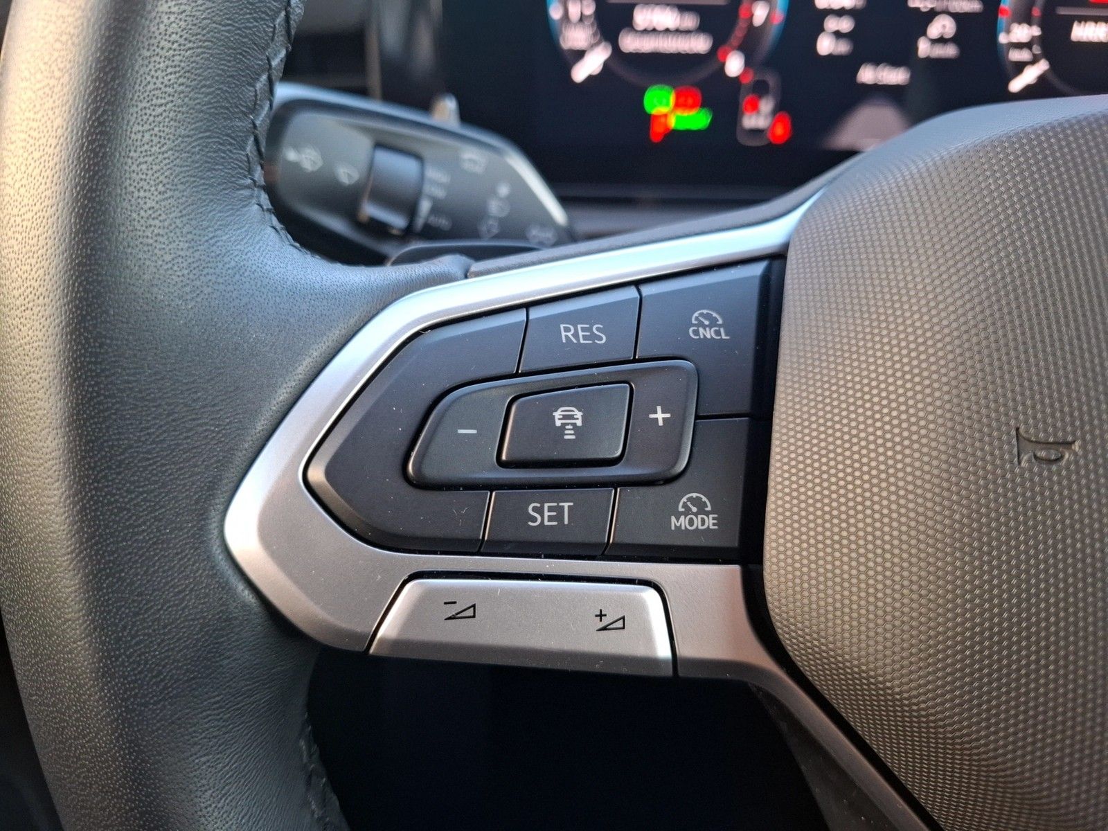 Fahrzeugabbildung Volkswagen T-Roc eTSI  Life DSG LEDplus Navi AID ACC RFK SH