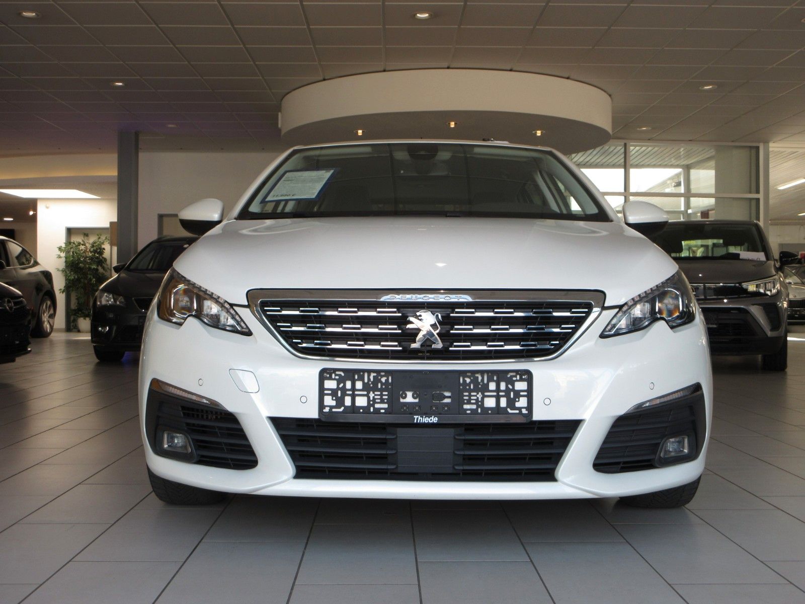 Fahrzeugabbildung Peugeot 308 Allure 1.2T LED/NAVI/R´CAM/PDC/VIRTUAL