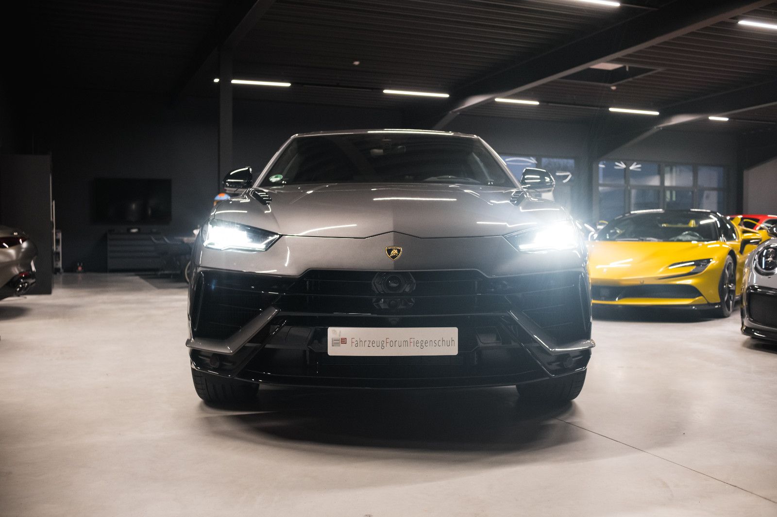 Fahrzeugabbildung Lamborghini Urus S-Akropovic-carbon-Paket-23" Zoll-Räder