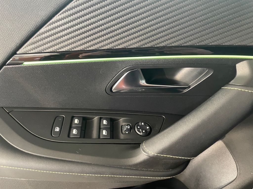 Fahrzeugabbildung Peugeot 2008 1.2 PureTech 130 Allure GT line, SHZ, Totw,