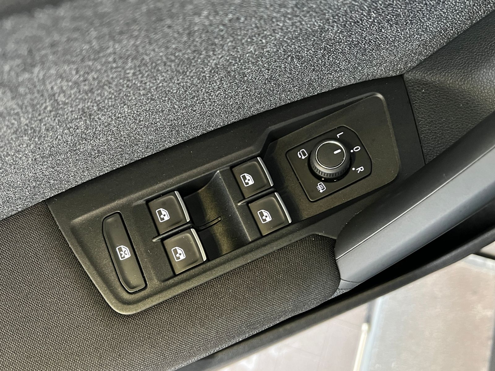 Fahrzeugabbildung Volkswagen Tiguan MOVE 1.5 TSI DSG *AHK, LED, Navi, 17'-LM*